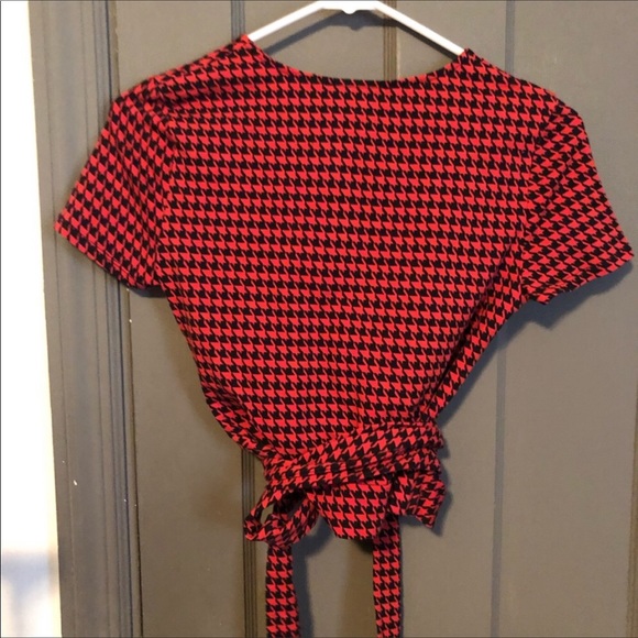 A red and black checkered crop top - Picture 5 of 8